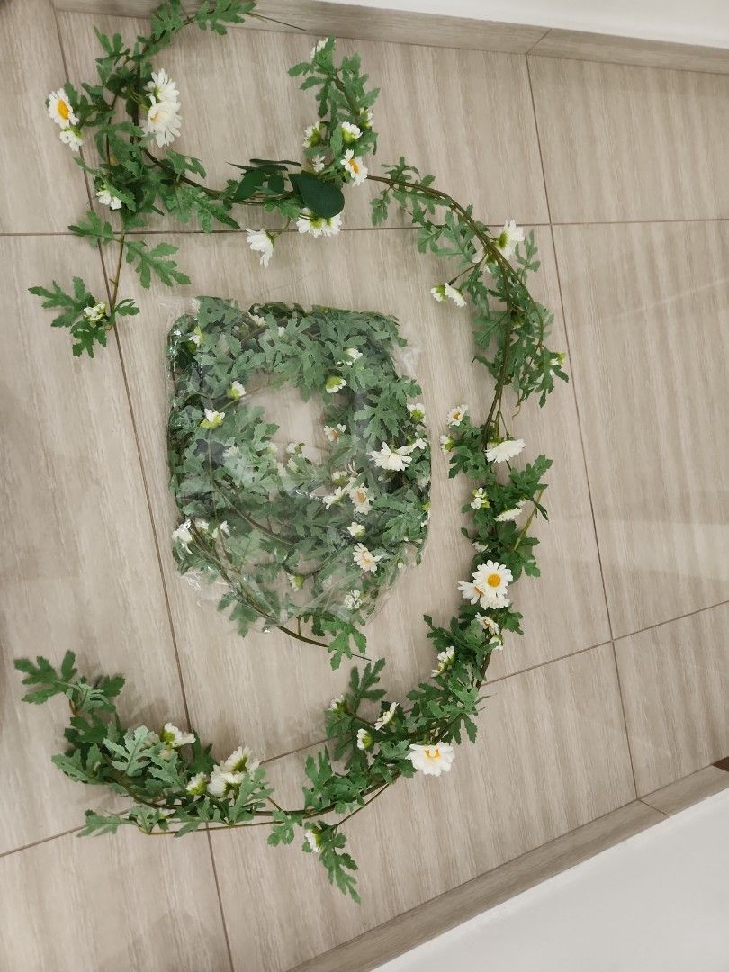 Daisy garland, Furniture & Home Living, Home Decor, Artificial Plants