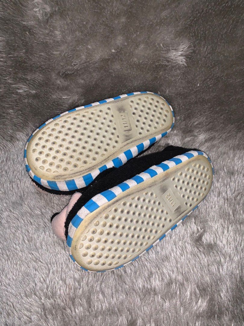 Disney Mickey Mouse Boys Plush 3D House Slippers (Category: Babies & Kids Fashion) located in Pasig City. Submitted by sharkygurl (Listing ID 1202382621, Image 2). Description: Disney Mickey Mouse Boys Plush 3D Mickey Head House Slippers Size: US11/12 or EU28/29 or cm17/18 Fits age 5-7 depends on the kids feet size Condition: Excellent Location: Pasig Payment: Gcash or bank transfer .