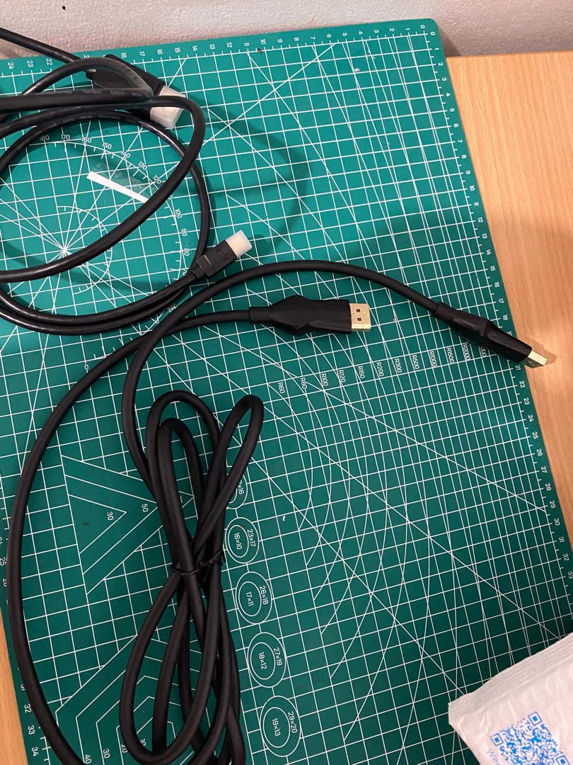 DisplayPort 1.4 to displayPort, and Minidisplay port to display port