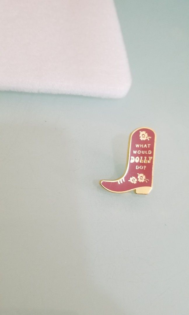 DOLLY PARTON BOOT PIN BADGE, 興趣及遊戲, 收藏品及紀念品, 古董收藏 - Carousell