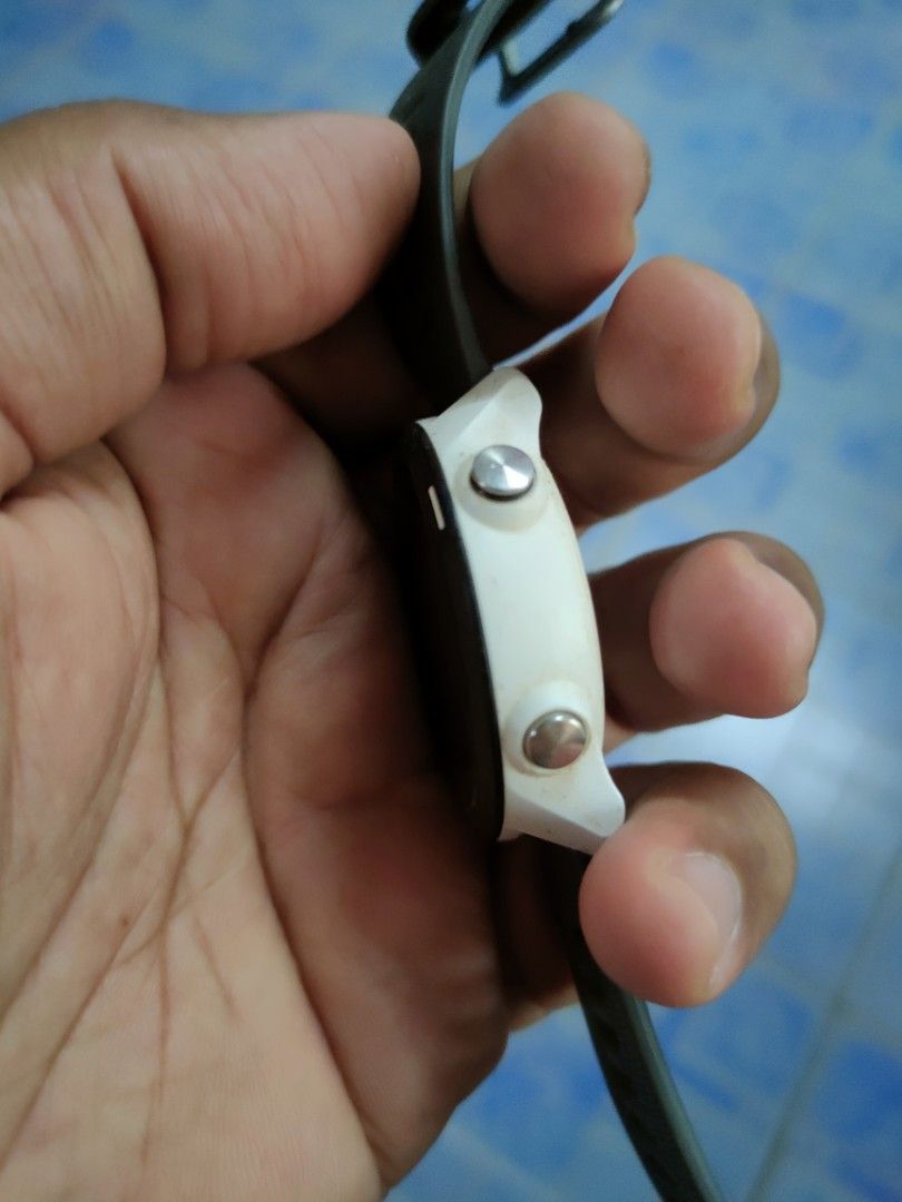 Garmin 245 music screen dalam crack dengan dead pixel, Men's Fashion