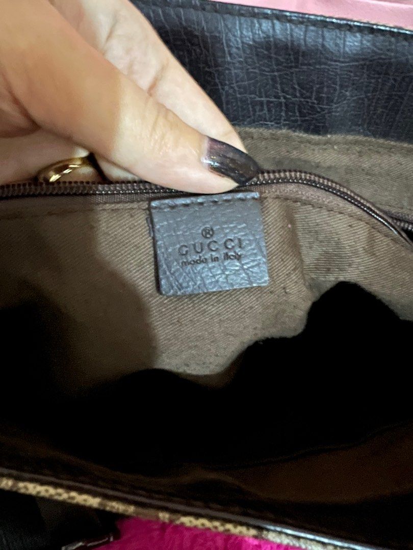 Gucci Laptop Bag (Category: Luxury Bags & Wallets) located in Lipa City. Submitted by pinky09 (Listing ID 1202410280, Image 3). Description: Gucci Laptop Bag With minimal issues and signs of use Fits Macbook air 13" laptop RFS: Decluttering.
