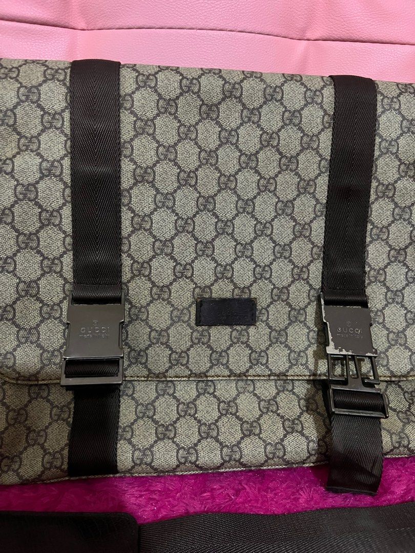 Gucci Laptop Bag (Category: Luxury Bags & Wallets) located in Lipa City. Submitted by pinky09 (Listing ID 1202410280, Image 2). Description: Gucci Laptop Bag With minimal issues and signs of use Fits Macbook air 13" laptop RFS: Decluttering.