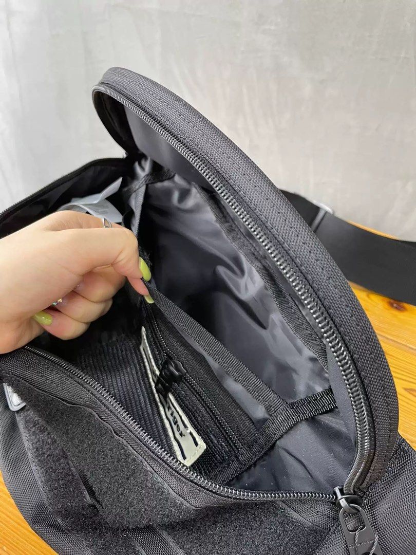 Onitsuka Tiger Waist/Crossbody Pouch (Category: Belt bags, Clutches and Pouches) located in Singapore. Submitted by thriftlet (Listing ID 1202283470, Image 3). Description: .