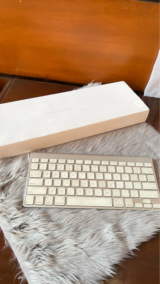 Original Apple Wireless Keyboard AA Battery Operated, Computers & Tech, Parts & Accessories