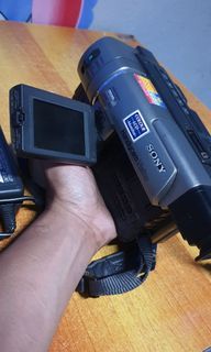 Original Sony Hi8 night vision Handycam 90% smooth/ fresh from canada,with original Sony charger/battery gud for transfering to digital or reviewing old hi8 tapes ,battery low level issue only,need buy new battery,but still working tru its Charger