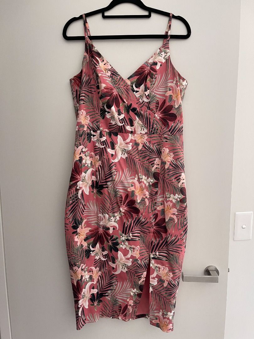 Portmans Pink Floral Pencil Dress Size 12 (Category: Women's Clothes) located in Epping. Submitted by ohhijanise (Listing ID 1202284157, Image 1). Description: Portmans Pencil Floral Dress that is perfect for work or wedding event. Size - 12 which is fitted around the waist, spaghetti straps and goes up to below the knee. Very comfortable and quality material Condition: Excellent condition, worn only once almost brand new..