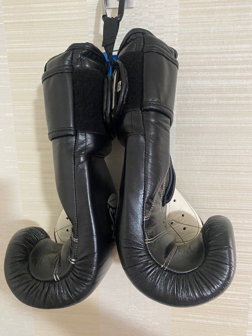 Reyes Boxing Gloves (16oz) preused, Sports Equipment, Other Sports