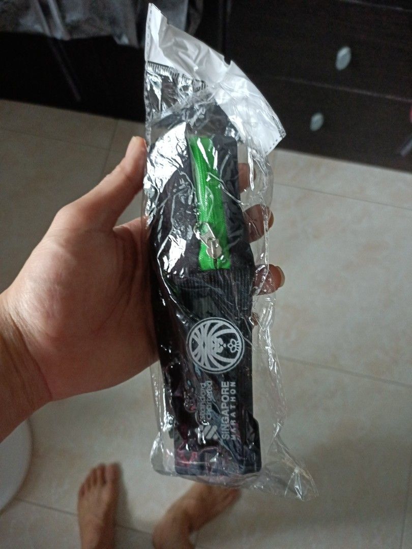 Stand chart running waist pouch, Sports Equipment, Exercise & Fitness