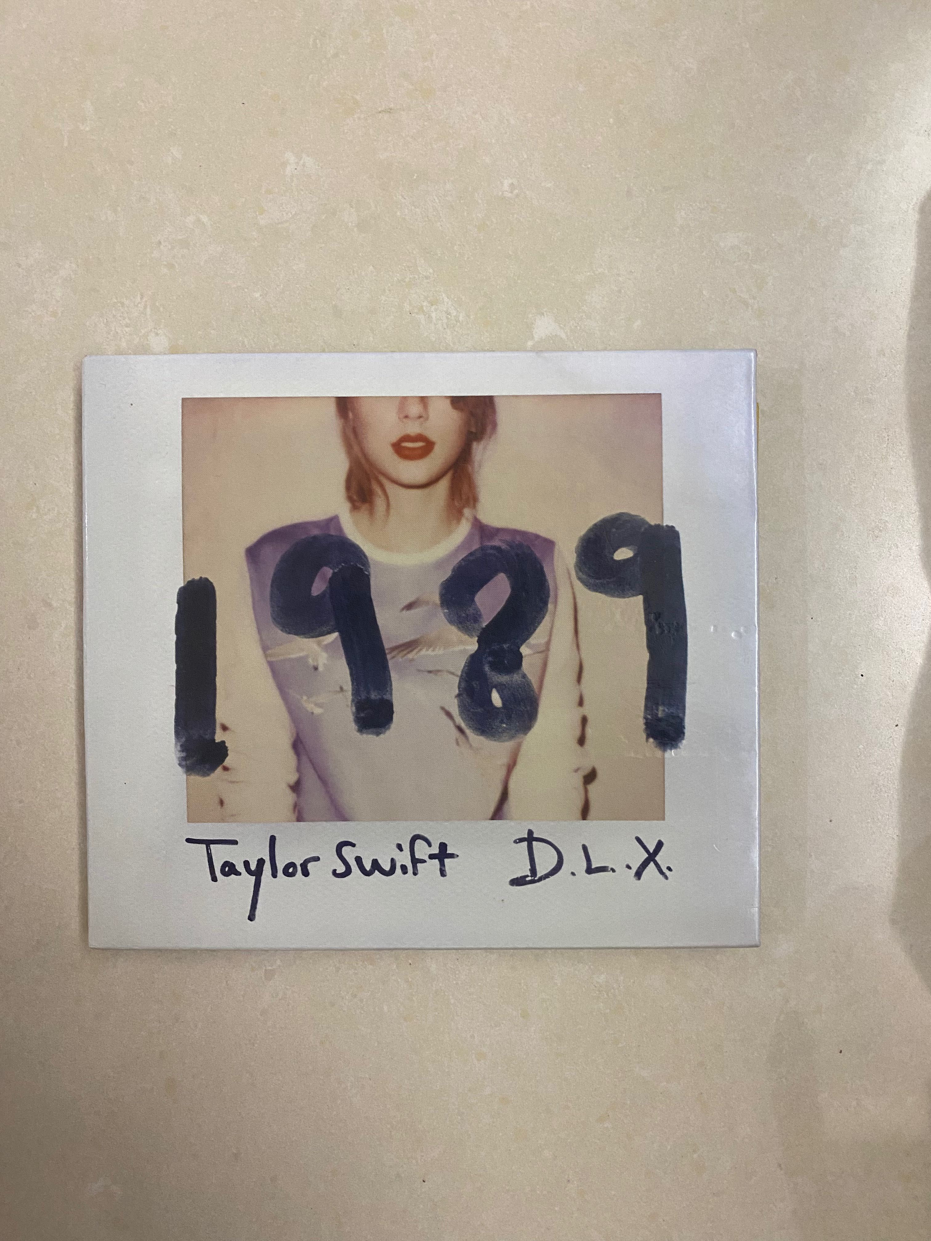 Taylor Swift 1989 Deluxe (香港版)CD, 興趣及遊戲, 音樂樂器 & 配件, 音樂與媒體 CD 及 DVD Carousell