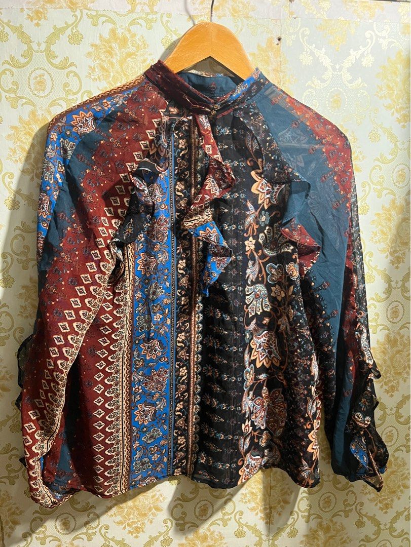 ZARA PRINTED LONG SLEEVES WITH RUFFLE DETAILS (Category: Blouses) located in Manila. Submitted by offbeyondph (Listing ID 1202478006, Image 1). Description: Fits xs to small.