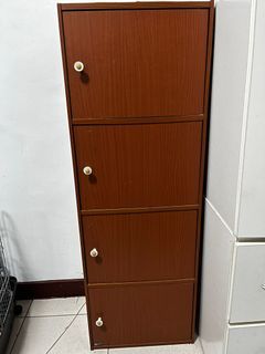 四格櫃有門