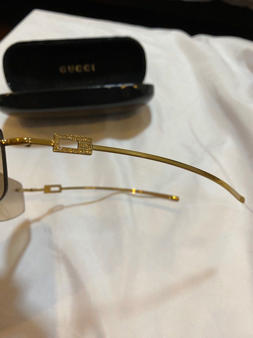 Authentic Gucci Shades (Category: Sunglasses & Eyewear) located in Paranaque City. Submitted by _akinmaxi (Listing ID 1202631515, Image 2). Description: .