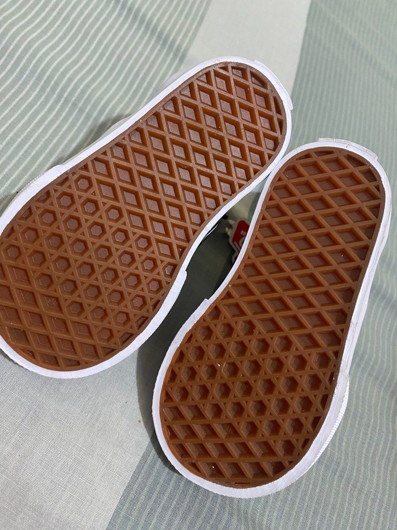 Brand new Vans for kids (Category: Babies & Kids Fashion) located in Manila. Submitted by patily (Listing ID 1202656032, Image 3). Description: Vans kids from US Rfs: maliit na nung dumating.
