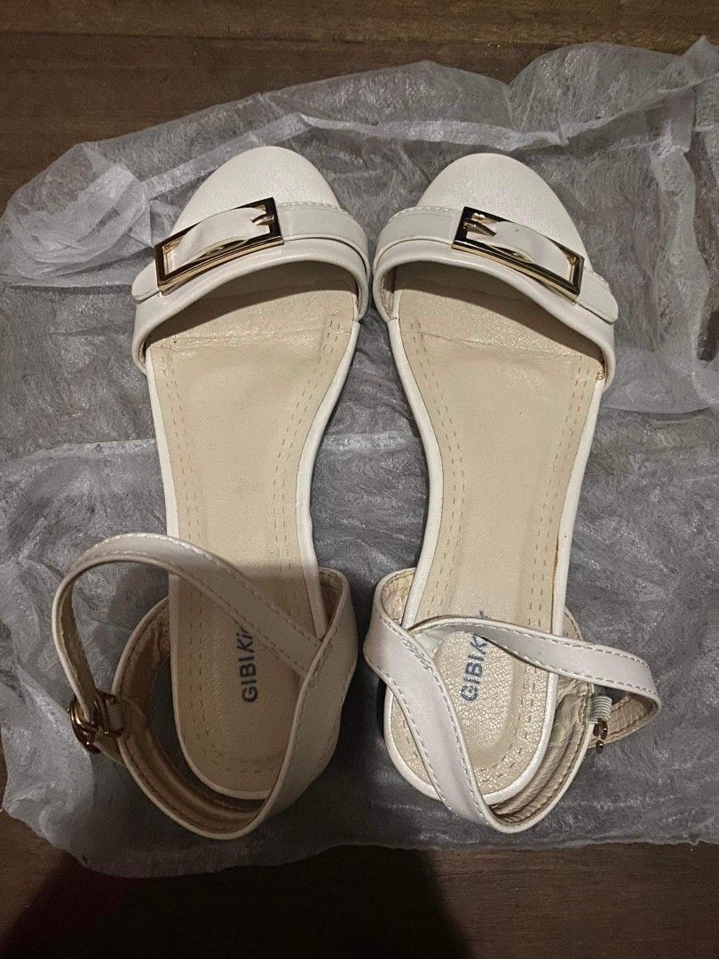 Gibi White Sandals (Category: Sandals) located in Quezon City. Submitted by ash.lin1021 (Listing ID 1202495072, Image 1). Description: size 2 - 21cm WYSISWYG Twice lang nagamit. Kasal at isang date. well maintained and sanitized. • minor peeling sa loob side ng strap as seen on the pictures bought it for 1499 in Landmark Trinoma last July 2021 no box pero kept in original mesh shoe bag. RFS: foot size jumped to 1in bigger due to pregnancy..