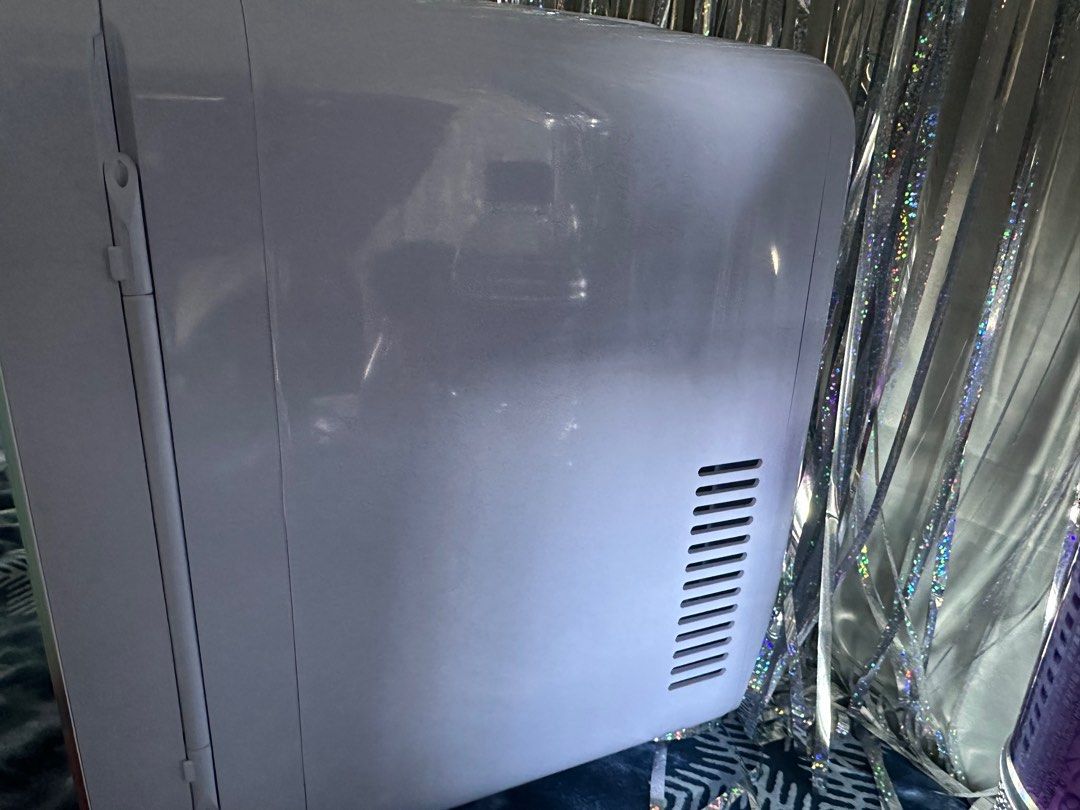 Good Molecules Mini Fridge, 美容＆化妝品, 健康及美容 皮膚護理, 面部 面部護理 Carousell