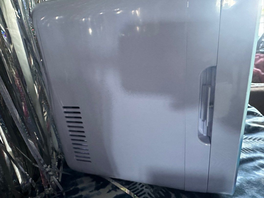 Good Molecules Mini Fridge, 美容＆化妝品, 健康及美容 皮膚護理, 面部 面部護理 Carousell