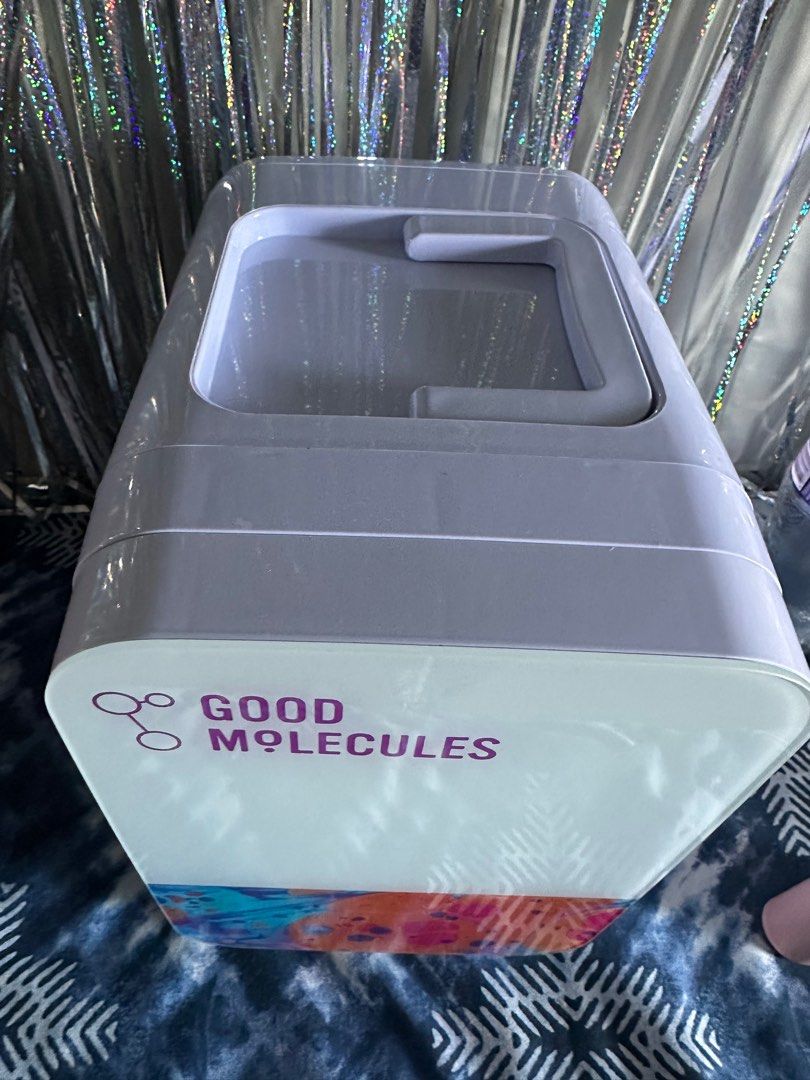 Good Molecules Mini Fridge, 美容＆化妝品, 健康及美容 皮膚護理, 面部 面部護理 Carousell