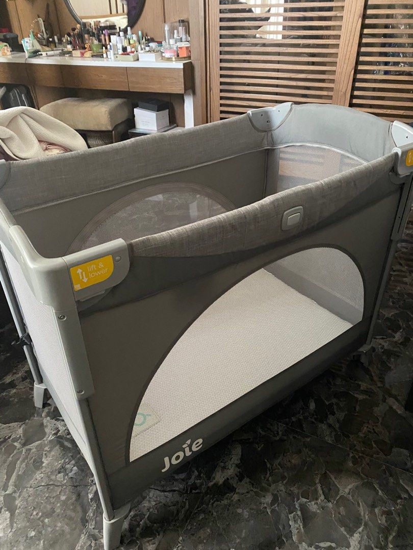 Joie meet kubbie sleep travel cot + mattress dooglee, Bayi & Anak, Ranjang Bayi di Carousell