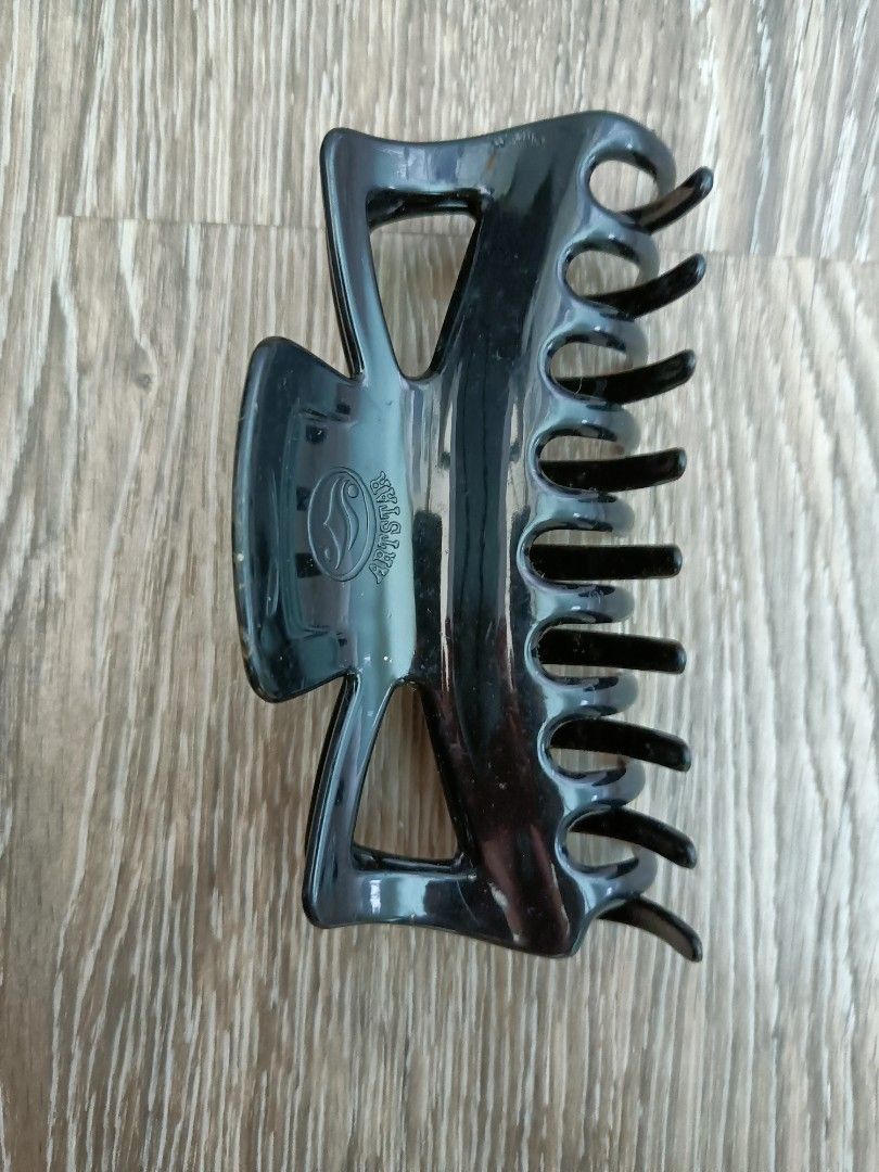 Jumbo hair clip, Everything Else on Carousell