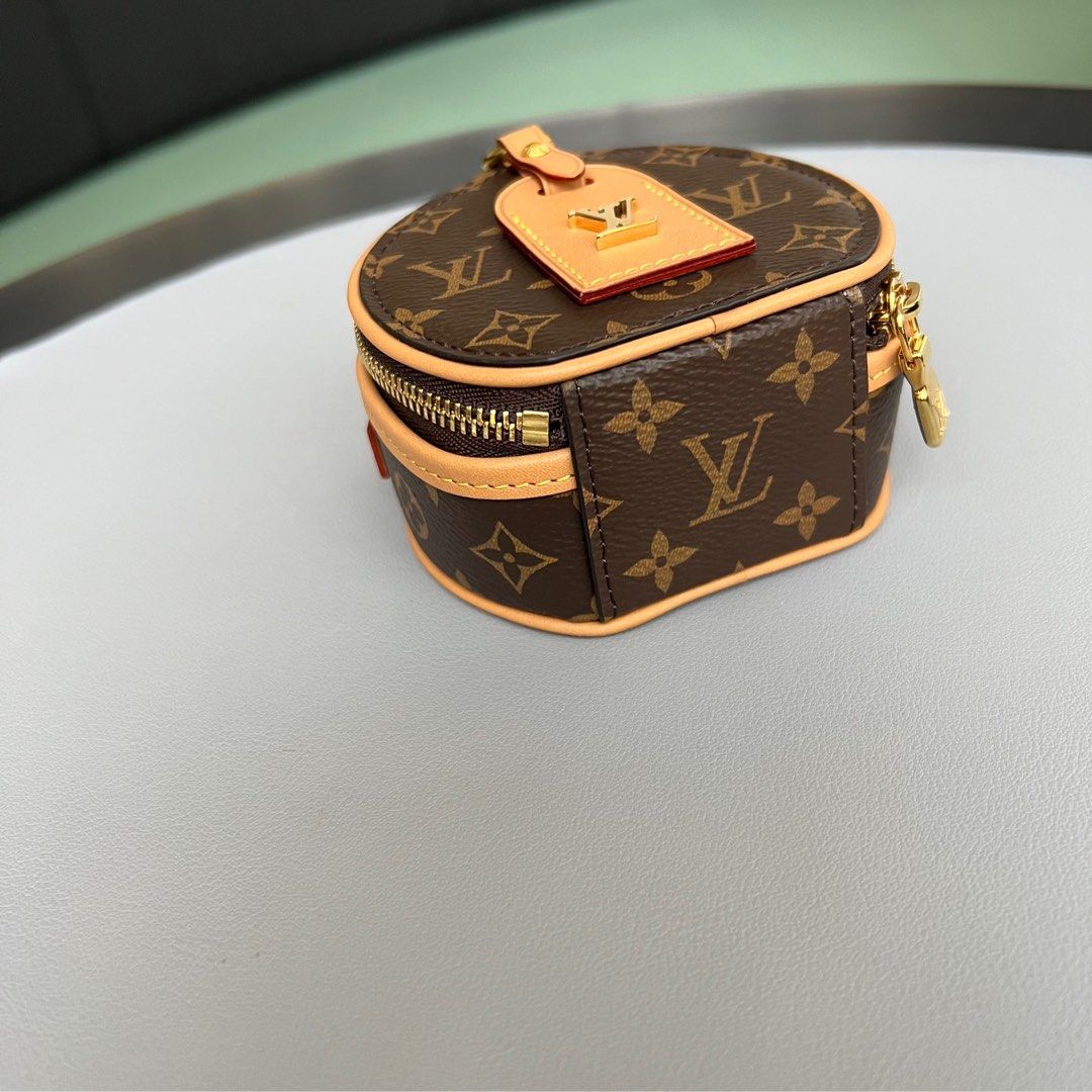 Boite chapeau discount necklace louis vuitton