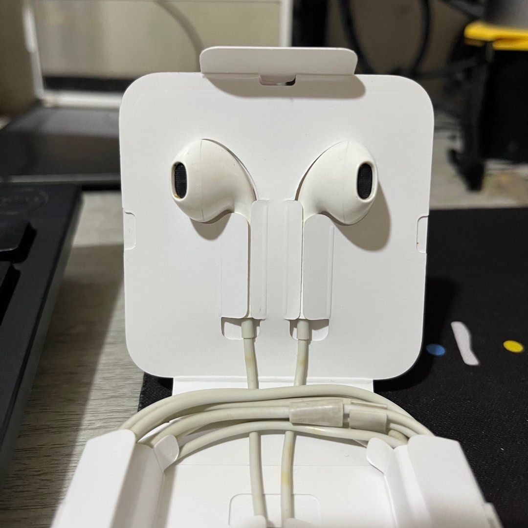 Original Preloved Apple Lightning Earphones, Audio, Earphones on Carousell