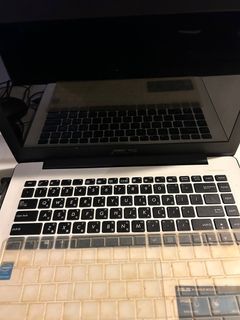 SNSV華碩白色筆記型電腦。