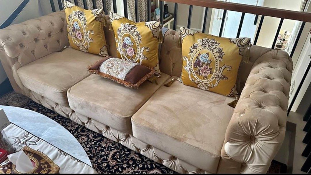 Sofa chesterfield 1000 kancing, Home & Furniture on Carousell
