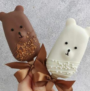 THE.WICKED.OVEN 👩‍🍳 Customized Cakesicle