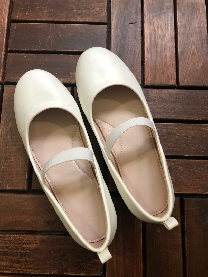 White closed hot sale toe flats