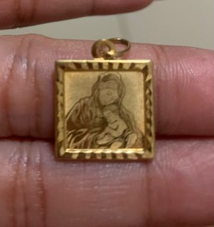 18k saudi mother &child square pendant.