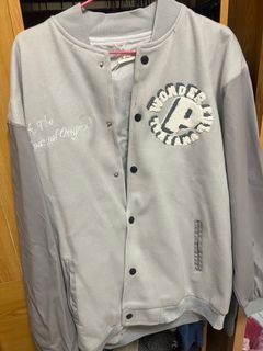 灰色棒球外套