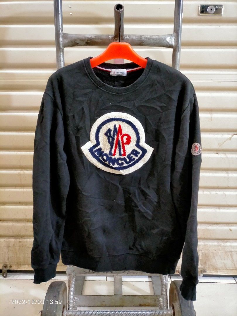 Crewnek moncler towel Fesyen Pria Pakaian Atasan di Carousell