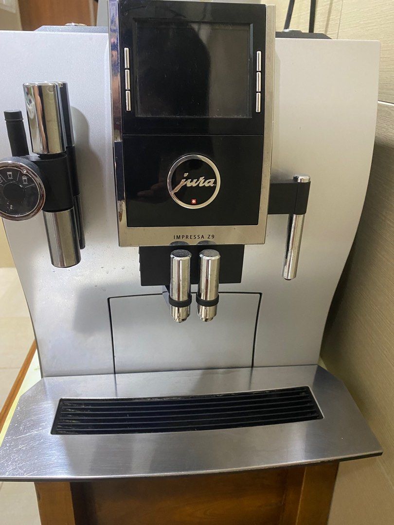 Jura Z9 Impressa coffee mach w milk frother & container , TV & Home