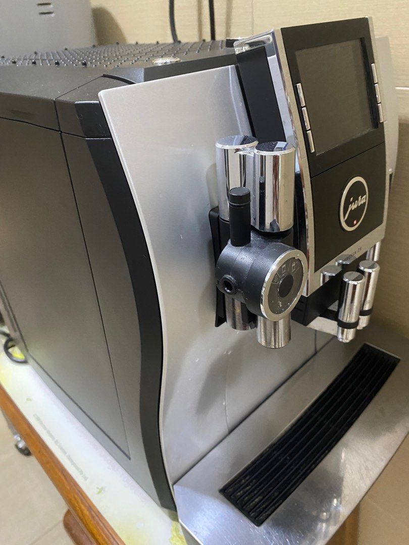 Jura Z9 Impressa coffee mach w milk frother & container , TV & Home