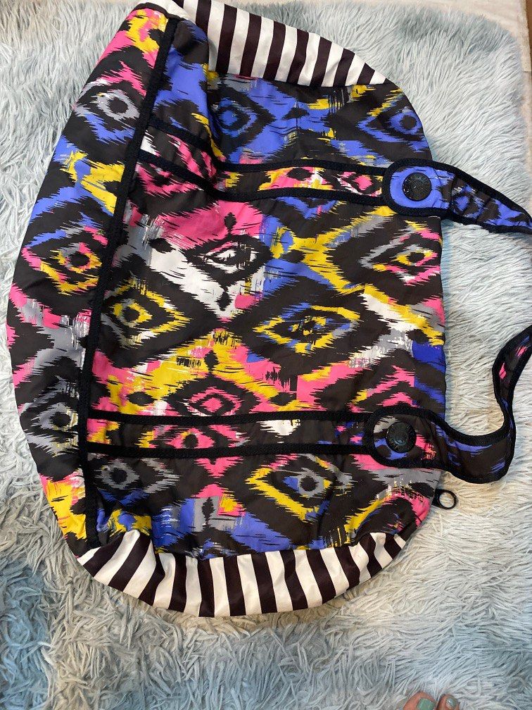 Kipling bag (Category: Beach Bags) located in Quezon City. Submitted by klococo (Listing ID 1202868261, Image 3). Description: zipper is broken but you can still zip it close can fit 7-8kg of clothes good for handcarry 50cm length x 32cm height x23cm width.