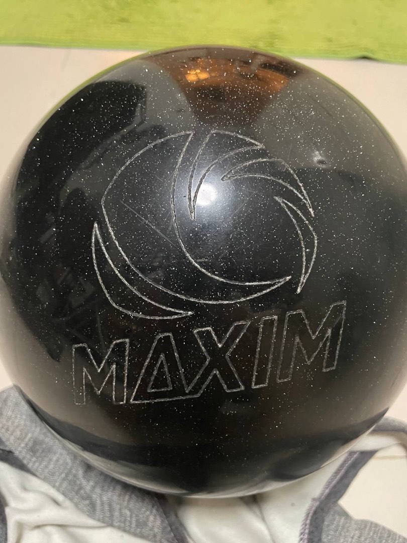 Maxim bowling ball 13lb, Sports Equipment, Sports & Games, Billiards