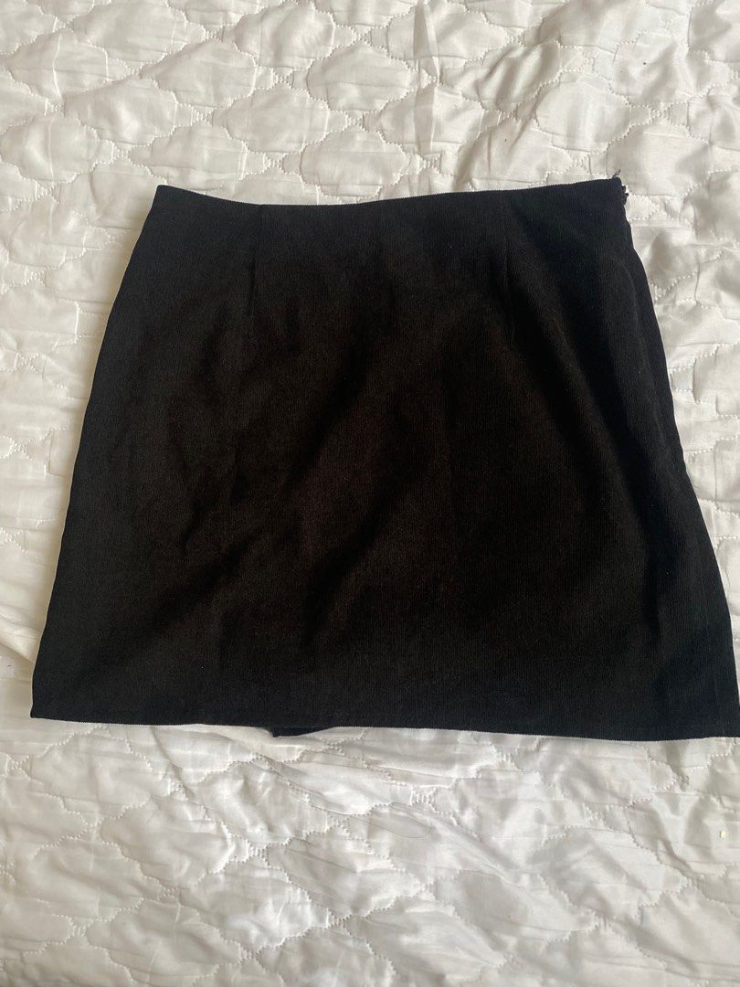 Shein black skirt with slit size large (Category: Skirts) located in Caloocan City. Submitted by irish313 (Listing ID 1202840335, Image 2). Description: Shein black skirt with slit size large.