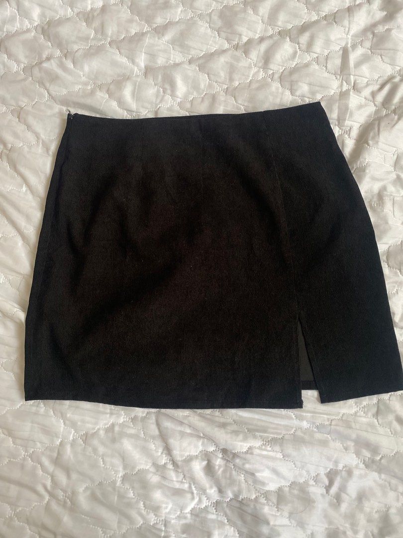 Shein black skirt with slit size large (Category: Skirts) located in Caloocan City. Submitted by irish313 (Listing ID 1202840335, Image 1). Description: Shein black skirt with slit size large.