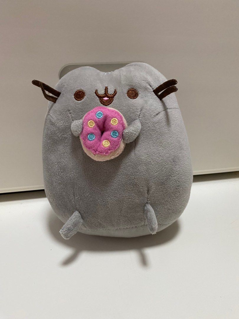 Pusheen top holding donut
