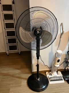 (Category: ) located in . Submitted by clearingmystuffplsbuy (Listing ID 1202897347, Image 1). Description: .