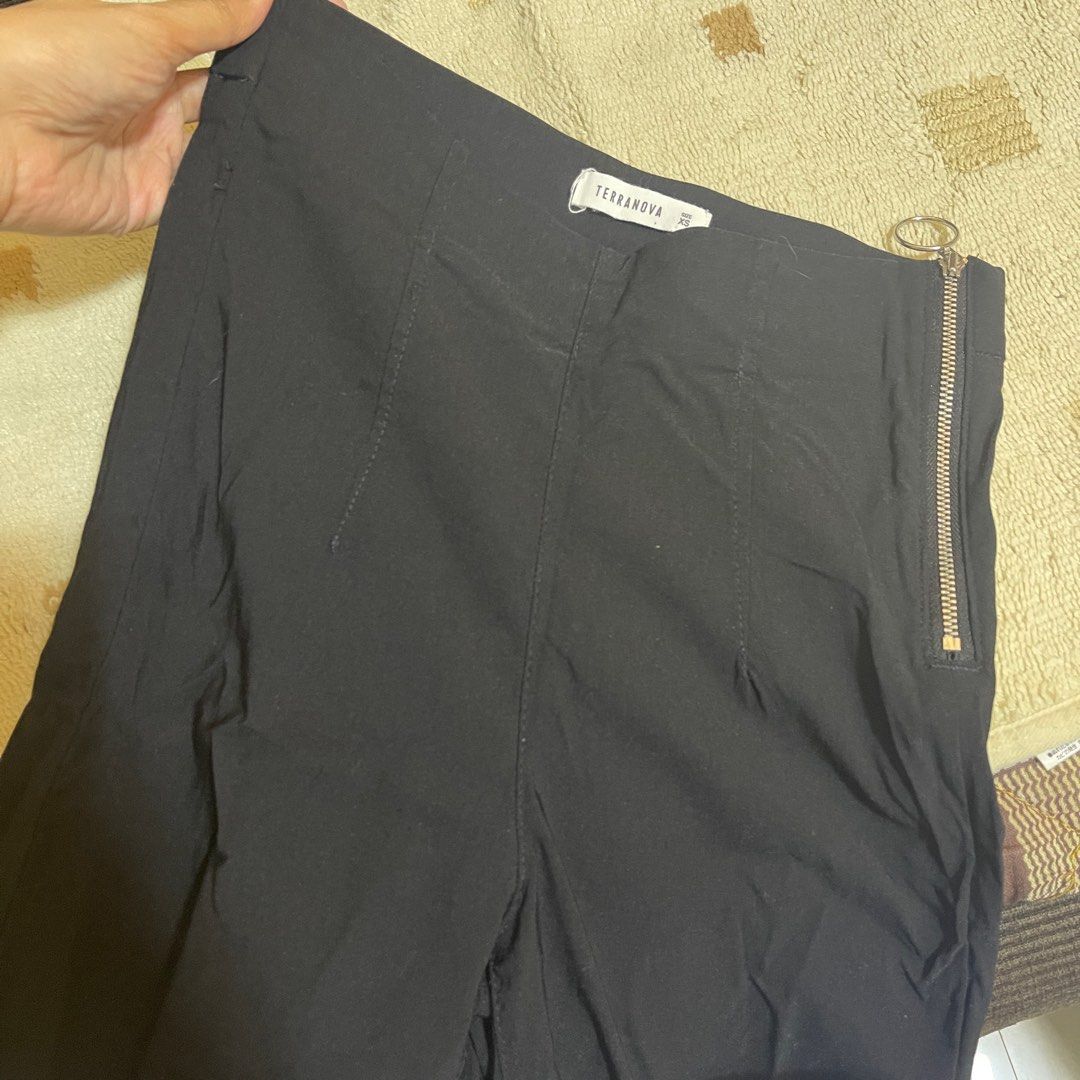 Terranova Slim Fit Trousers (Category: Jeans) located in Quezon City. Submitted by ambushhh (Listing ID 1202904504, Image 1). Description: NO ISSUES 100/10 Bought for 900+ Stretchable ng bongga!!! RFS: Di kasya saken hahahah T-T.