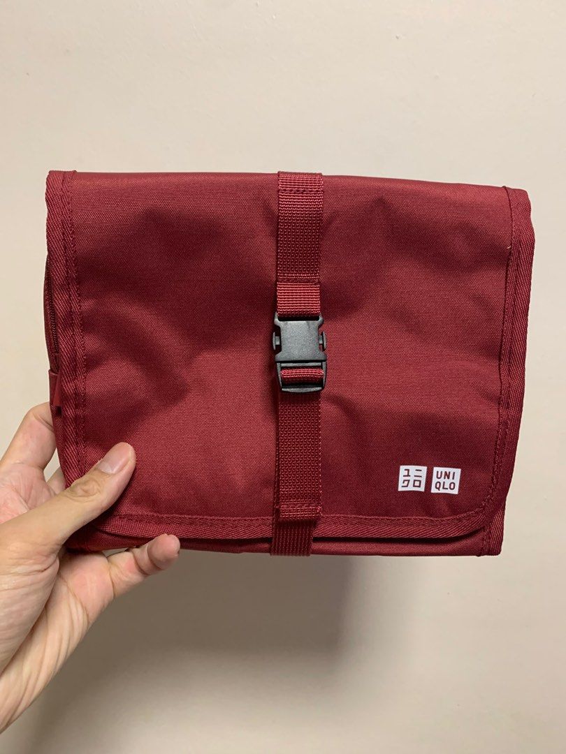 Uniqlo Travel Organizer (for toiletries), Hobbies & Toys, Travel
