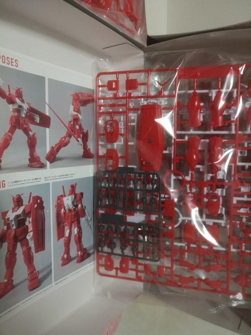 Uniqlo x Gundam collection Model kit Gunpla Rx78 mobile suit Gundam and