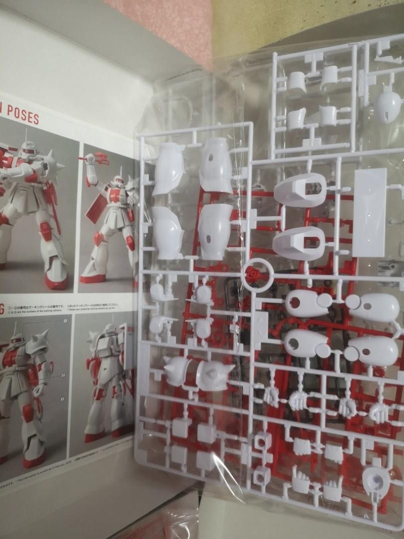 Uniqlo x Gundam collection Model kit Gunpla Rx78 mobile suit Gundam and