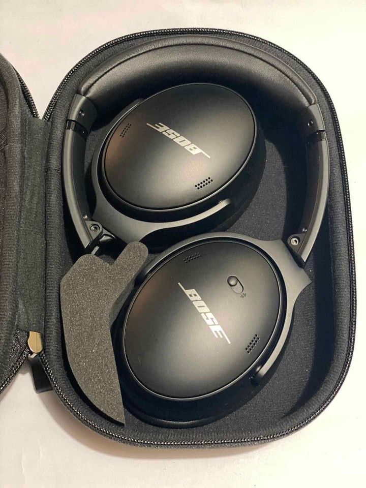 Bose Quiet Comfort 45 (Black) (Category: Headphones & Headsets) located in Manila. Submitted by mikeesonlinestore (Listing ID 1203081713, Image 2). Description: ‼️ PLEASE READ BEFORE INQUIRING ‼️ ✅ October 2022 aqcuired. Very good to like new condition, no issues. Never used personally. ✅These are former display units in a Bose store in the U.S.🇺🇸 This was just literally displayed and was not used for auditioning (Not a demo unit) ✅ With access