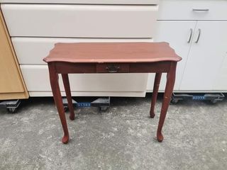 Elegant Console Table 
✅ L-29 H-27 W-12 inches
✅1 Pull out drawer
✅Solid hard wood
✅In very good condition
✅Japan surplus
✅On hand, ready to deliver
📍Location: Brgy. Tandang Sora, Quezon City
🚚Delivery via lalamove