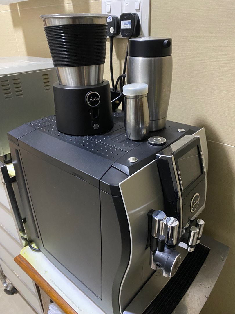 Jura Z9 Impressa coffee mach w milk frother & container , TV & Home