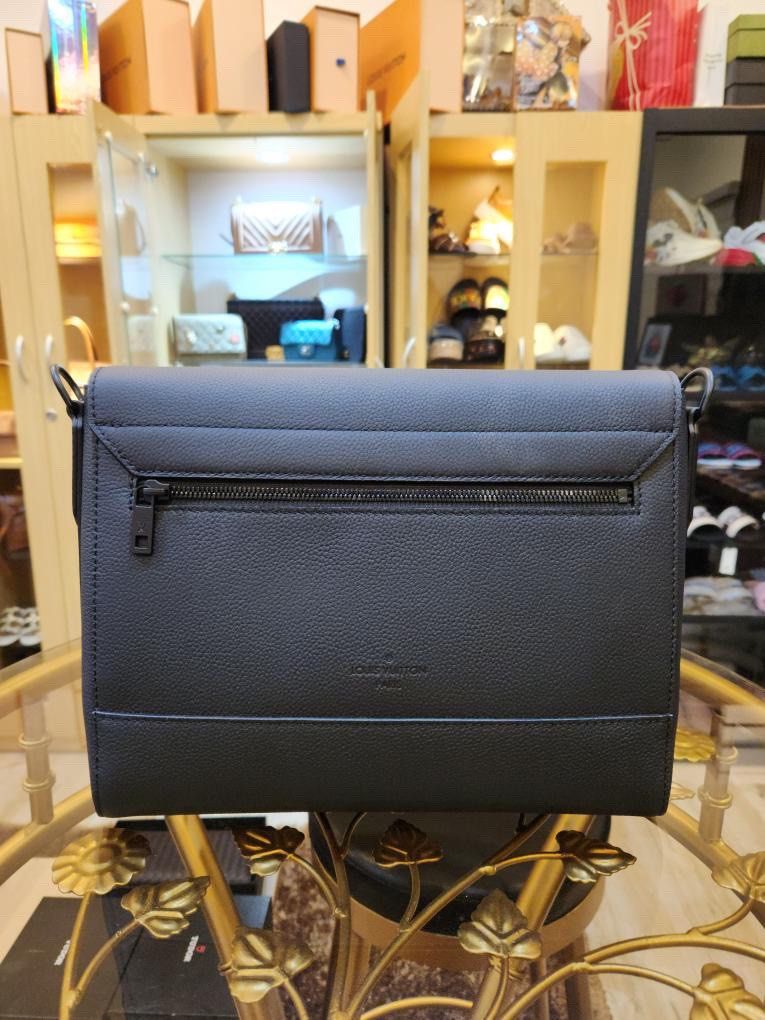 Louis Vuitton Blue Leather Aerogram Takeoff Messenger Bag Louis Vuitton |  The Luxury Closet