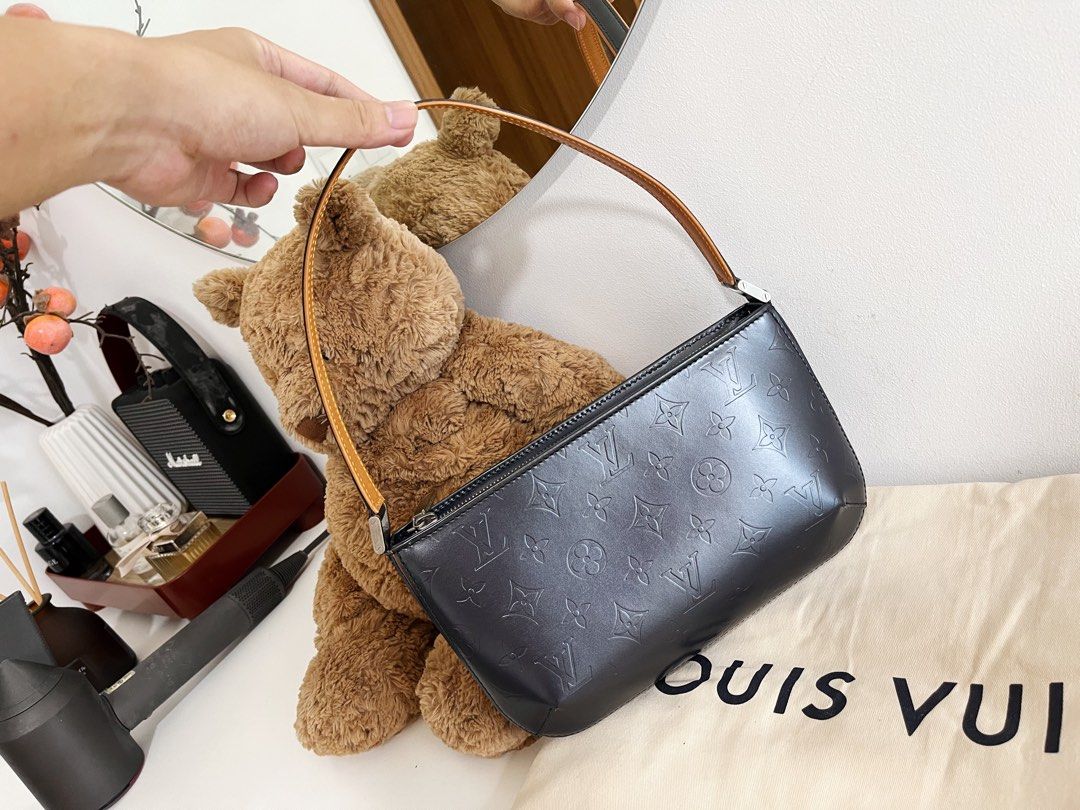 Louis Vuitton LV Vintage Mat Fowler Shoulder Bag, Luxury, Bags & Wallets on  Carousell